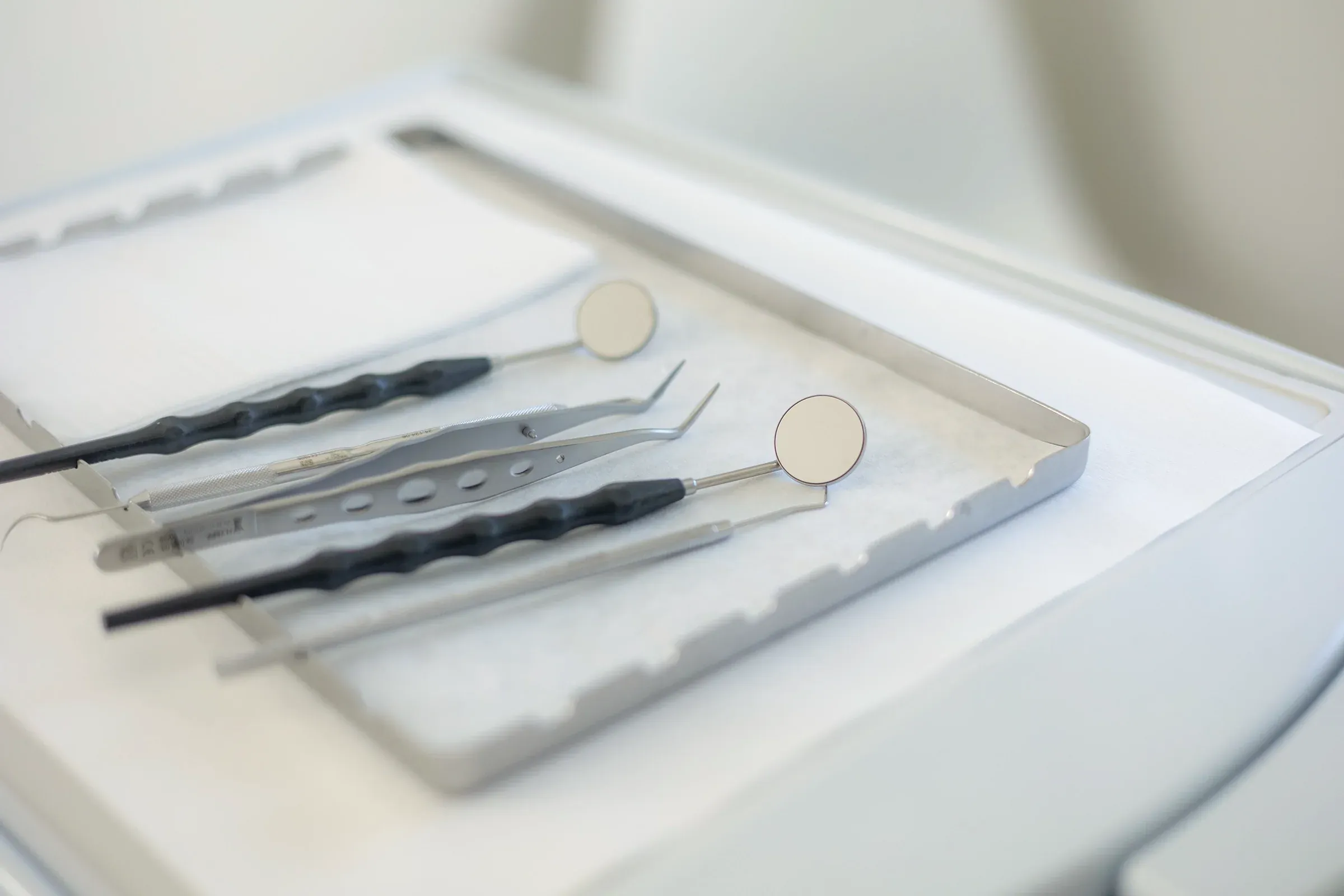 Bereitgelegte zahnärztliche Instrumente auf einem Tray